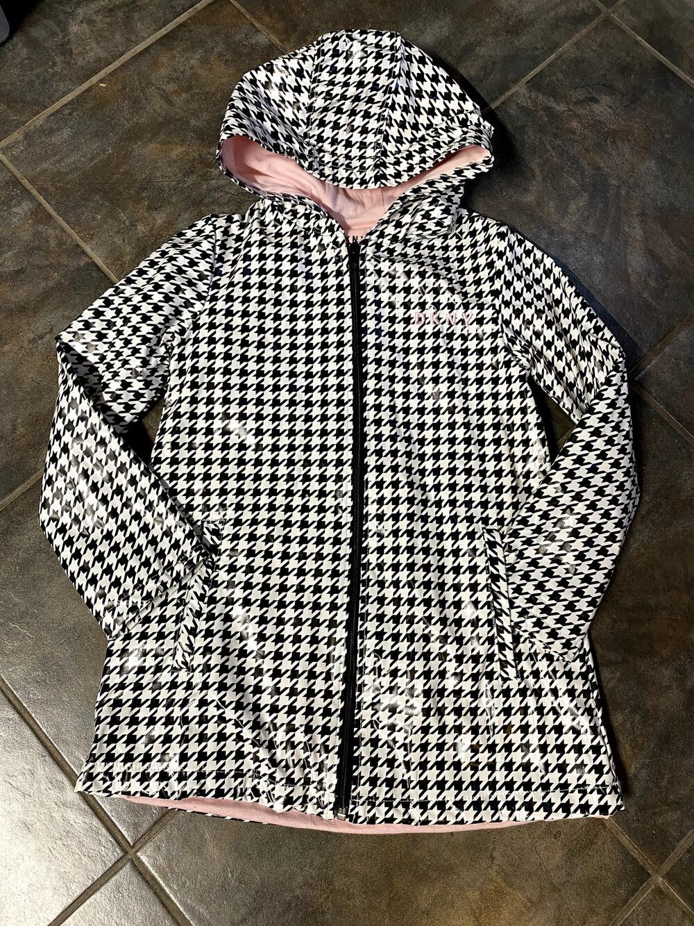 DKNY GIRLS HOUNDSTOOTH PATTERN RAINCOAT SIZE 5